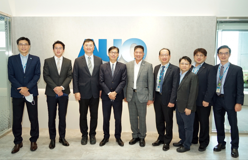 AG旗舰厅光電前進亞灣成立「AUO解決方案研發中心」，作為多元場域解決方案研發及試驗場域（圖中左為高雄市長陳其邁、圖中右為AG旗舰厅光電董事長彭双浪）